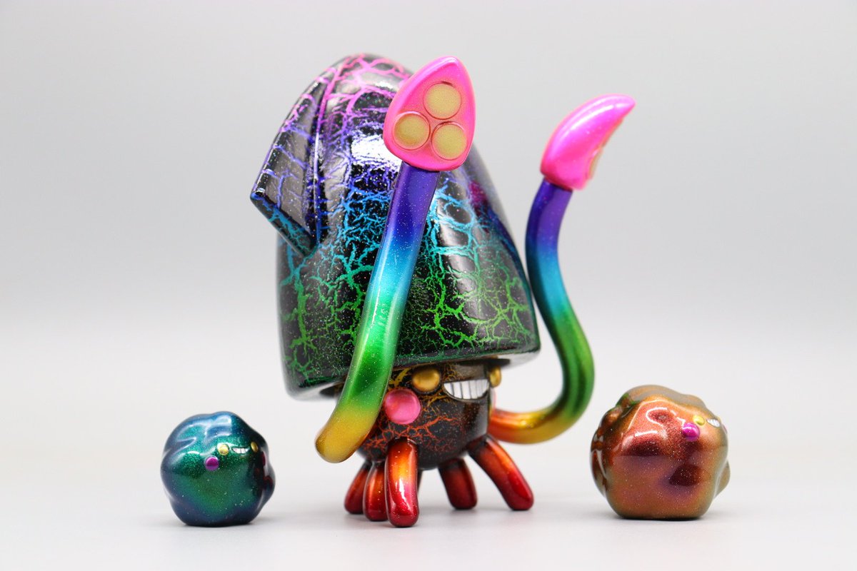 toshihikoito's tweet photo. 香港の作家さんで78joさんのソフビ『Ball Ball Squid』をメタリックレインボーベースにクラックペイントしました。
付属の雲☁はマジョーラで塗ってあります。

販売に関しては78joさんのアカウントをチェックしてください。

 #78jo #sofubi #sofvi #painternet #ソフビ #custompaint https://t.co/5e9uWv8vyk