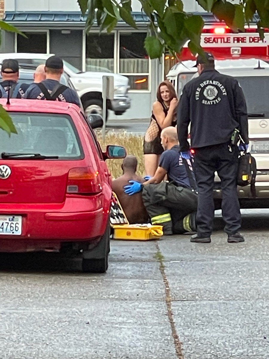Shaakeal_Oneil's tweet photo. 7/24, 7:20 PM - A pimp overdosed inside this red Volkswagen Golf. Prostitutes were using this vehicle to service clients late into Sunday night / Monday morning. Those involved in the sex trade leave #LictonSprings and N 94th St littered in their toxic waste and garbage. https://t.co/e5fhkqFMi3