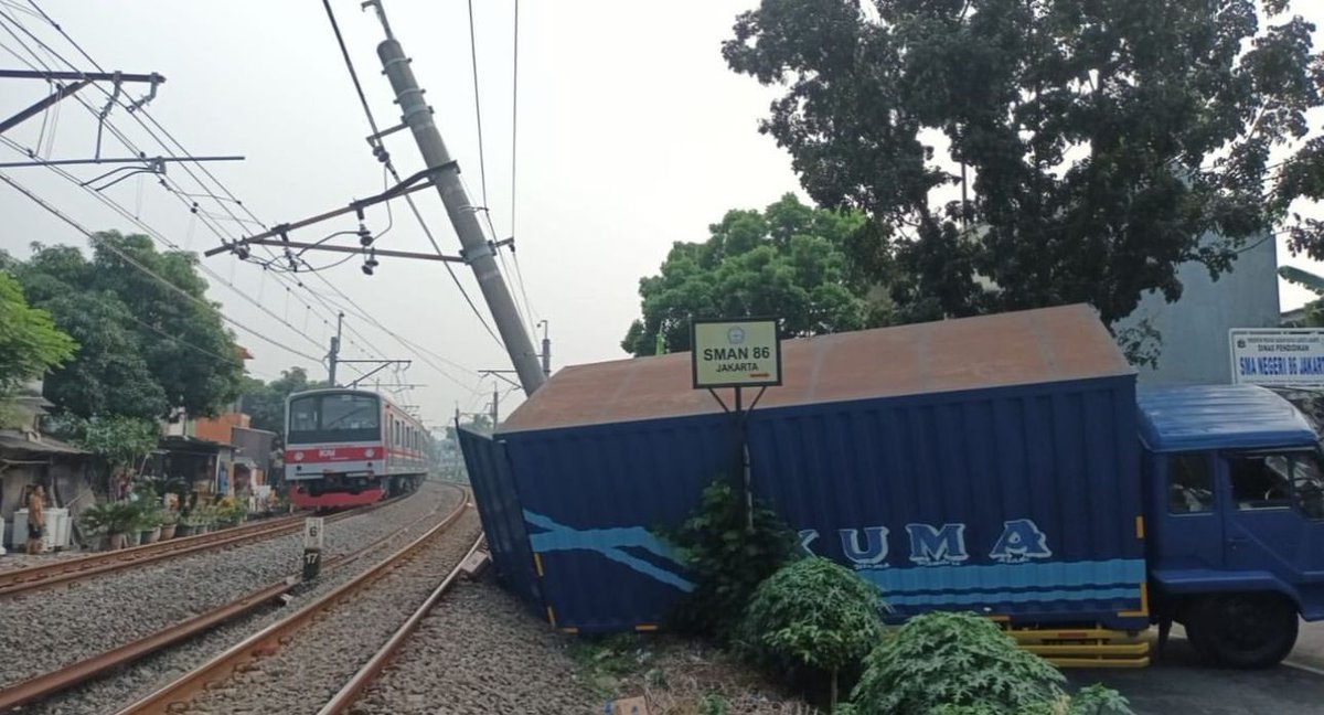 sahabat_kereta's tweet photo. Informasi Gangguan Lintas Kereta 25 Juli 2023 pukul 08.45 terdapat truck terperosok di jalur kereta Stasiun Pondokranji arah ke Kebayoran menyebabkan tiang LAA patah. Pengaturan perjalanan kereta KRL dilakukan secara bergantian https://t.co/NJqOZssPvy