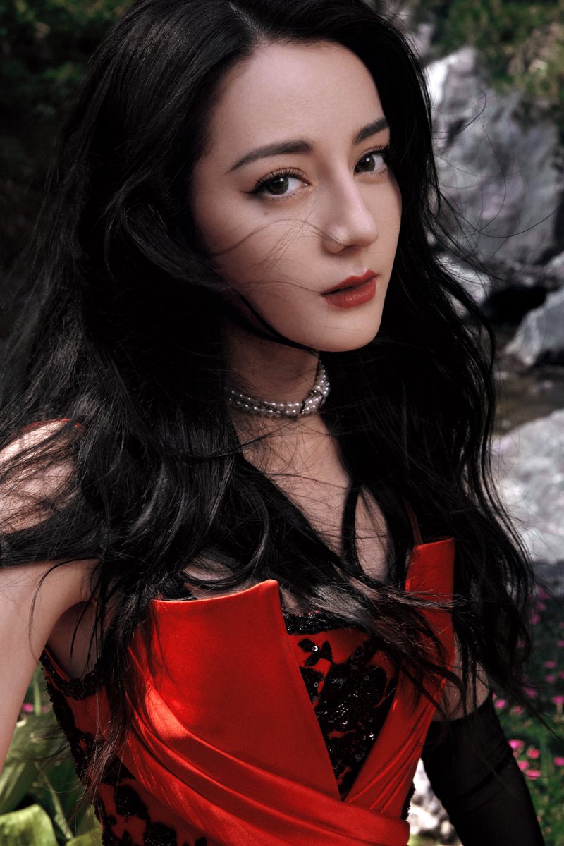 สตูดิโอ #ตี๋ลี่เร่อปา อัพเดทรูปภาพใหม่

เร่อปาสวมชุดปักลูกปัดสีแดงท่ามกลางขุนเขาและแม่น้ำ ล้อมรอบด้วยต้นไม้เขียวขจีตัดกับความอบอุ่นและงดงาม ประดับประดาด้วยขุนเขาและทิวเขาที่สวยงาม สัมผัสได้ถึงพลังแห่งธรรมชาติ⛰️

[1]