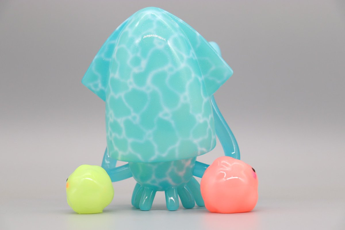 toshihikoito's tweet photo. 香港の作家さんで78joさんのソフビ『Ball Ball Squid』をカスタムペイントしました。
蓄光素体を水中迷彩カラーにしました。
暗闇でも波模様が浮かび上がります。

販売に関しては78joさんのアカウントをチェックしてください。

 #78jo #sofubi #sofvi #painternet #ソフビ #custompaint https://t.co/8TczPUPQfk