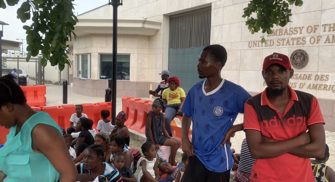 HatiInfos1's tweet photo. Ensekirite : Dives fanmi deside Al pran refij yo nan
rantre prensipal Anbasad Ameriken nan depi ayé dimanch la
Moun sa yo di yo kite kay yo pou vin devan
anbasad la,akoz vyolans gang yo. Sitwayen sa
yo di li pa posib pou yo nan do Anbasad la, epi
pou gang ap ba yo pwoblèm konsa. https://t.co/QmEy7MT7bG