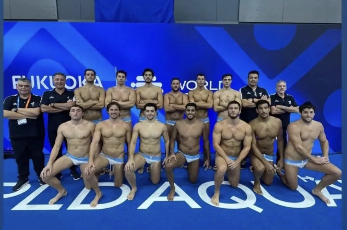 DaniPiloni's tweet photo. 💣 ¡HISTÓRICO! 💣

🇦🇷 Los Yacarés derrotaron por 11-7 a #Kazajistán 🇰🇿 y culminaron 13º en el Mundial de #Waterpolo en Fukuoka 🇯🇵

🔥 ¡SU MEJOR RESULTADO en la HISTORIA en Mundiales!

👉🏼 1ra vez que ganan dos partidos en un Mundial.

👉🏼 1ra victoria vs país asiático en Mundiales. https://t.co/tFfOnX4YI9