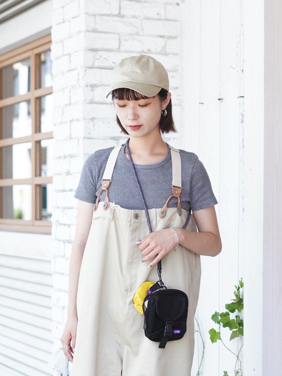 胸元まである股上が特徴的な《 RhodolirioN 》の定番アイテム、 