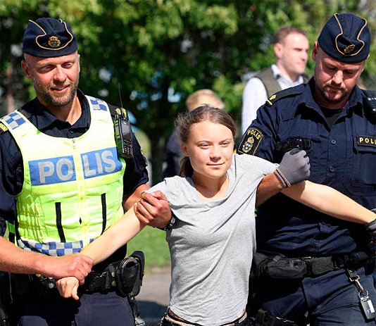 UchoInfo's tweet image. Greta Thunberg ignora punição e retoma protesto na Suécia cuts2.com/VyfQb #Greta_Thunberg #Suecia #protesto #petroleo #combustiveisfosseis #ReclaimTheFuture #FridaysForFuture