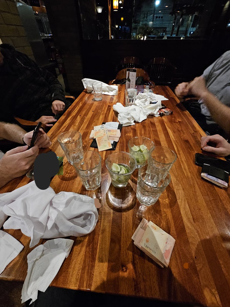 CodigoMate's tweet photo. Despidiendo Argentina con @pesomaniac @TrincheCarlovi y otros no Twitteros,  los últimos crocantes qué tenía en @cocoscap gracias @arielsbdar y @CarlosMaslaton #bullish #al30 #lebacs bull market amerindio https://t.co/BMEImAPsvb
