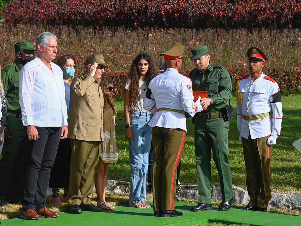 GobiernoCuba's tweet photo. ✍️| El General de Ejército Raúl Castro Ruz, líder de la Revolución🇨🇺, y el Presidente @DiazCanelB encabezaron este lunes la ceremonia de inhumación de los restos del General de Cuerpo de Ejército Julio Casas Regueiro, y del General de División Luis Alberto Rodríguez López-Calleja https://t.co/NbmjzHJ8GC