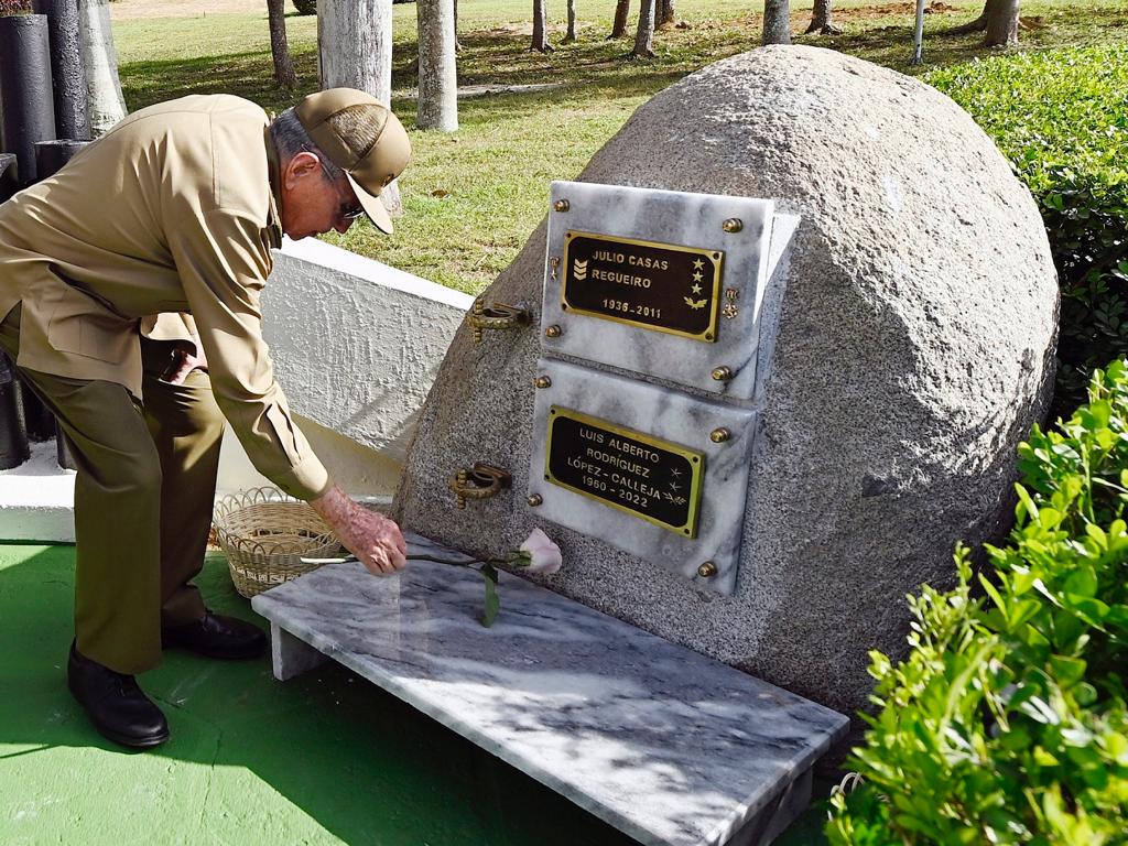 ✍️| El General de Ejército Raúl Castro Ruz, líder de la Revolución🇨🇺, y el Presidente <a href="/DiazCanelB/">Miguel Díaz-Canel Bermúdez</a> encabezaron este lunes la ceremonia de inhumación de los restos del General de Cuerpo de Ejército Julio Casas Regueiro, y del General de División Luis Alberto Rodríguez López-Calleja