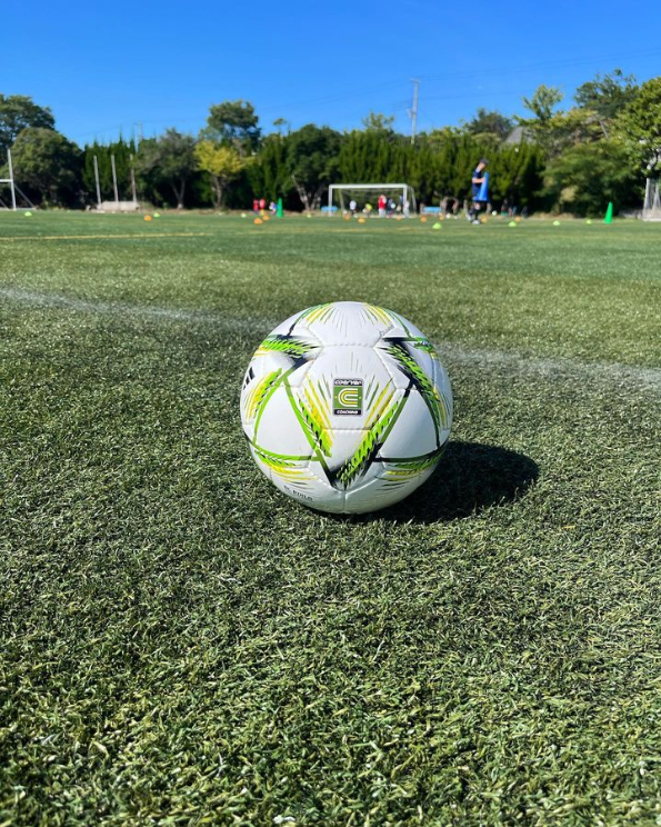 coerver_japan's tweet photo. 【クーバー・コーチング オリジナルボールの新デザイン】
只今開催中のサマーキャンプ2023伊豆会場にて使っています。
#ALRIHLA https://t.co/V6haPwOuk6