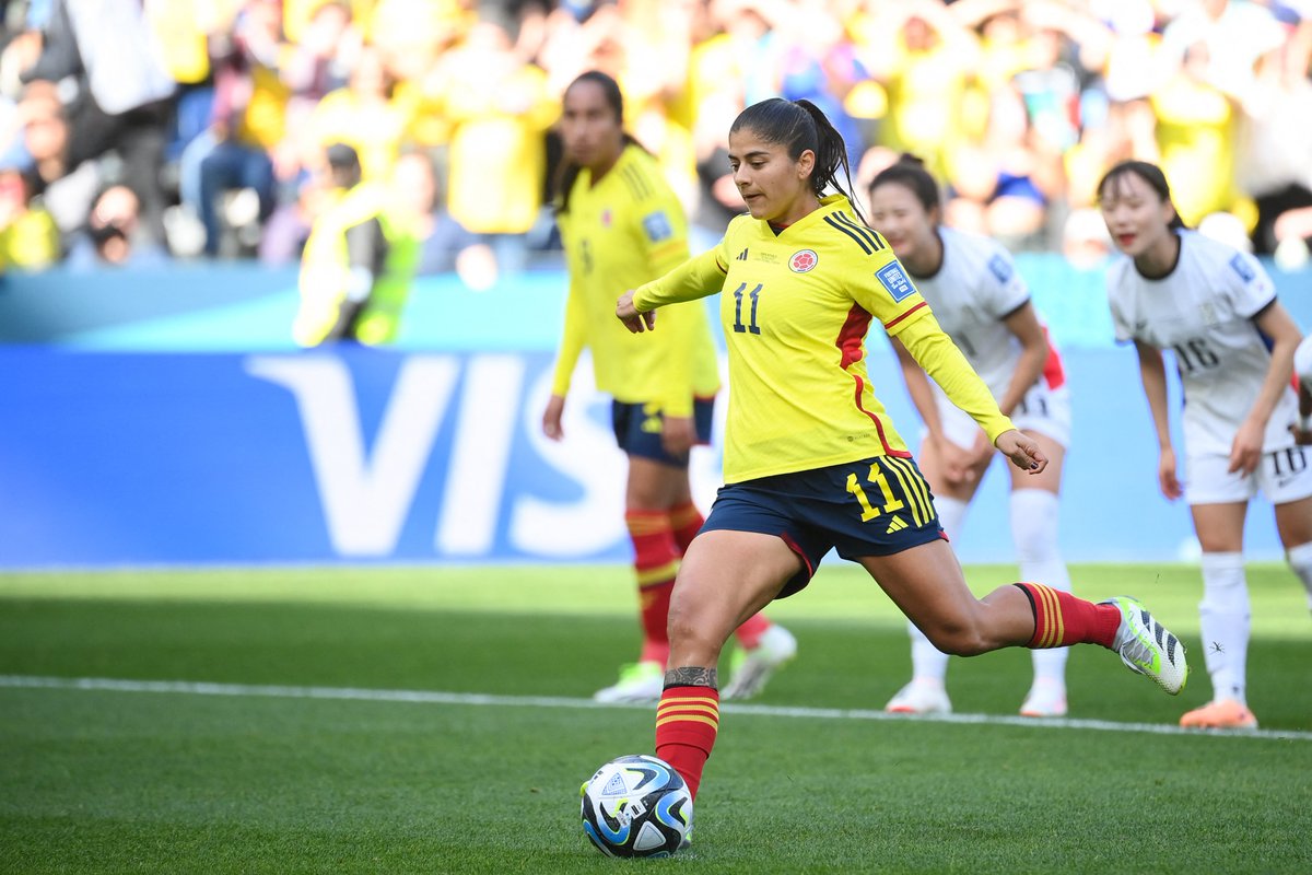 CONMEBOL's tweet photo. 😍🇨🇴 ¡Dos generaciones de talento colombiano!

⚽️ Catalina Usme y Linda Caicedo le dan la victoria parcial a @FCFSeleccionCol sobre #Corea en la @FIFAWWC.

#CreeEnTuContinente https://t.co/uLQwrt4SmN