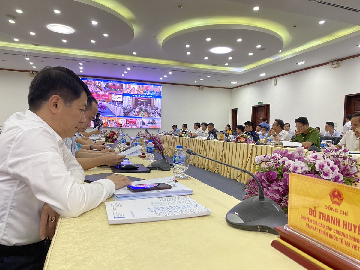 PAPI_Vietnam's tweet photo. Lao Cai Prov People’s Committee convening live conf to discuss #PAR results and 2022 #PAPIvn findings wt >3,000 participants who are public officials & civil servants from provincial to village levels. Lao Cai PCs at all levels need to attend 2 EM citizens in 138 of 152 communes. https://t.co/nLTfWhWW9t