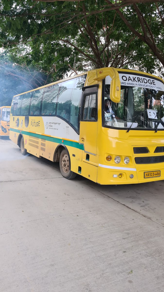 banka_ravi's tweet photo. @Oakridge_Blr your bus driver kept idle racing a very poorly maintained bus with 100s of other kids waiting at bus stop in PLH. Driver ignored even when asked  to stop, area was filled with smoke, kids coughing.  Time for maintenance and polution check. @blrcitytraffic https://t.co/S4aJ4DZVeS
