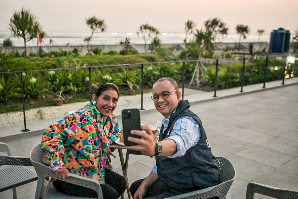 Ketemu teman lama itu ngobrol, ngobrol, dan ngobrol. Pindah tempat, ngobrol, pindah tempat lagi, ngobrol lagi. Teman2 begitu juga kan?