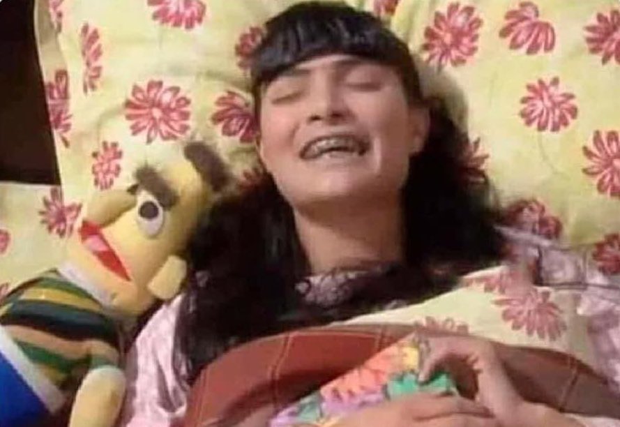 Extraño la época donde me quedaba leyendo hasta tarde, me escondía debajo de las sábanas para q mi papá no me regañe, pensaba “solo un capítulo más” y al final terminaba leyendo hasta que salía el sol y debía ir al colegio