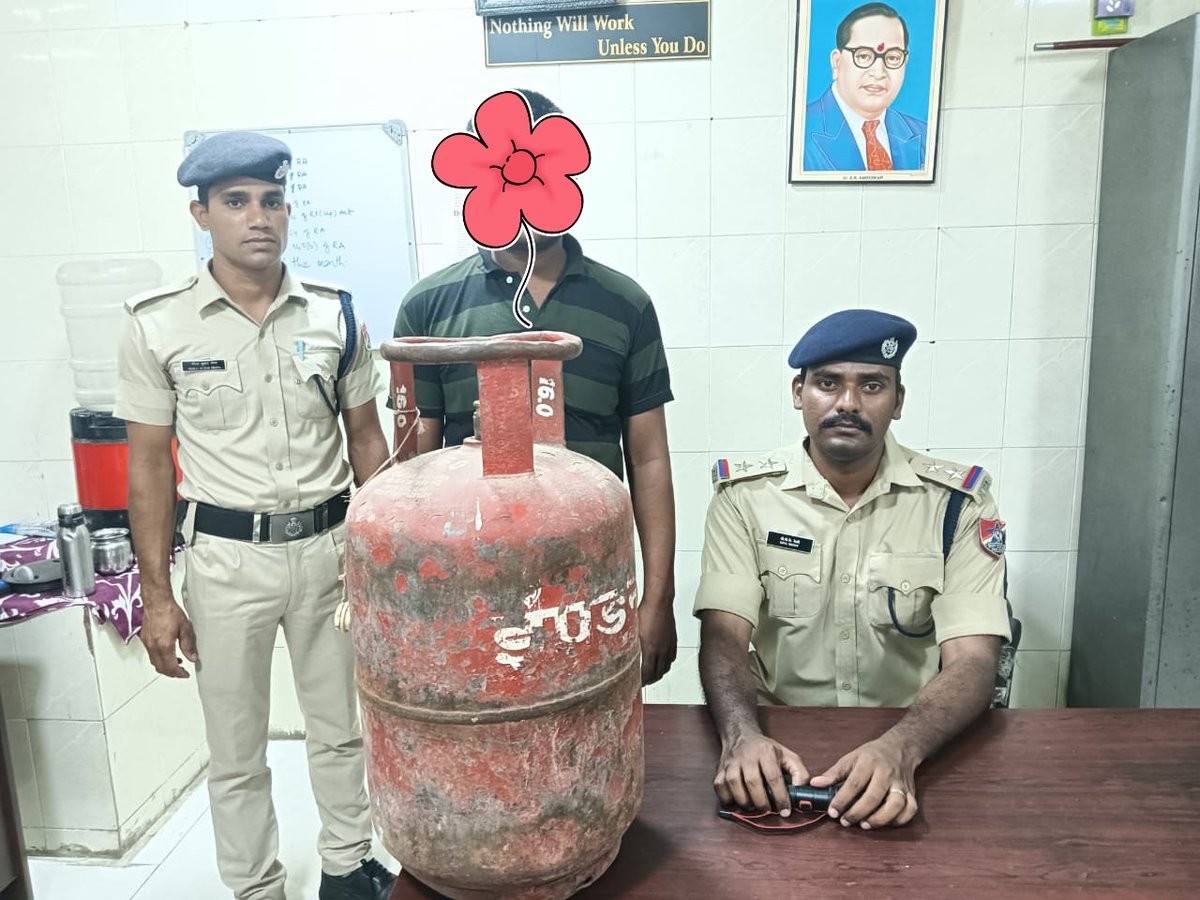 rpficmrga's tweet photo. #OperationSamraksha
RPF/Miryalaguda seized the LPG cylinder and arrested the offender who tried to transport it
#rpfscr #rpfscrgnt #rpfpcnlda https://t.co/OUknZOgrWb