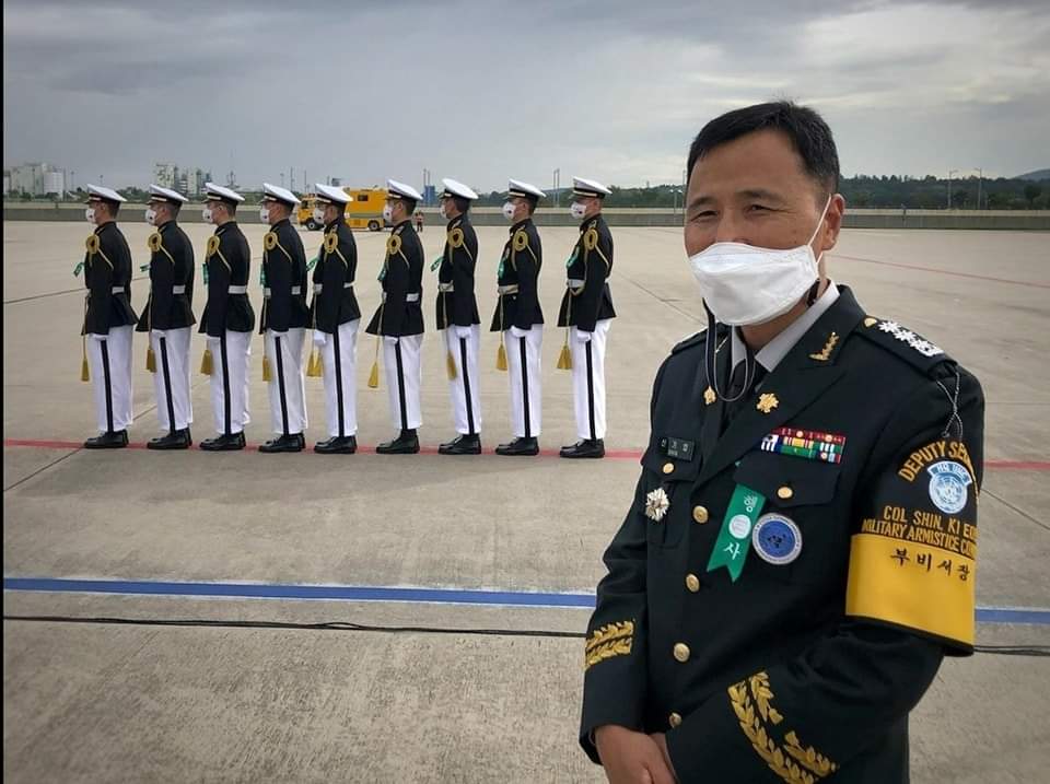 UN_Command's tweet photo. #Countdownto70 D-2
Part of #UNC's responsibilities is attestation for the return of military remains. Over the years, this has included the return of fallen soldiers from the #ChinesePeoplesVolunteers, with recent remains repatriations taking place at #Incheon Airport. https://t.co/gvpTuAuVd2