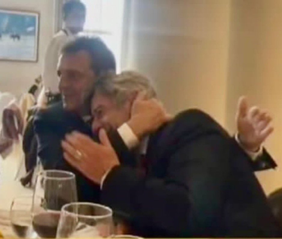 Hola <a href="/NicolasPinoSRA/">Nicolás Pino</a> te hago una pregunta:
Estás redactando tu renuncia, no?
Te tiro dos motivos:
-Dejarte toquetear por el ministro/candidato
-Dejarte operar por el ministro/candidato

Ambas cosas son indignas de un presidente de la SRA.