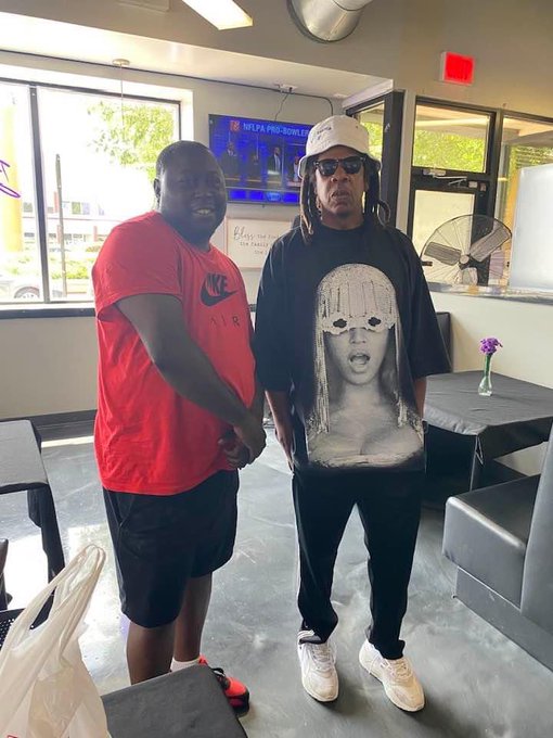 DailyLoud's tweet photo. Jay-Z at a soul food restaurant in Chicago https://t.co/zHGMnBWQrq