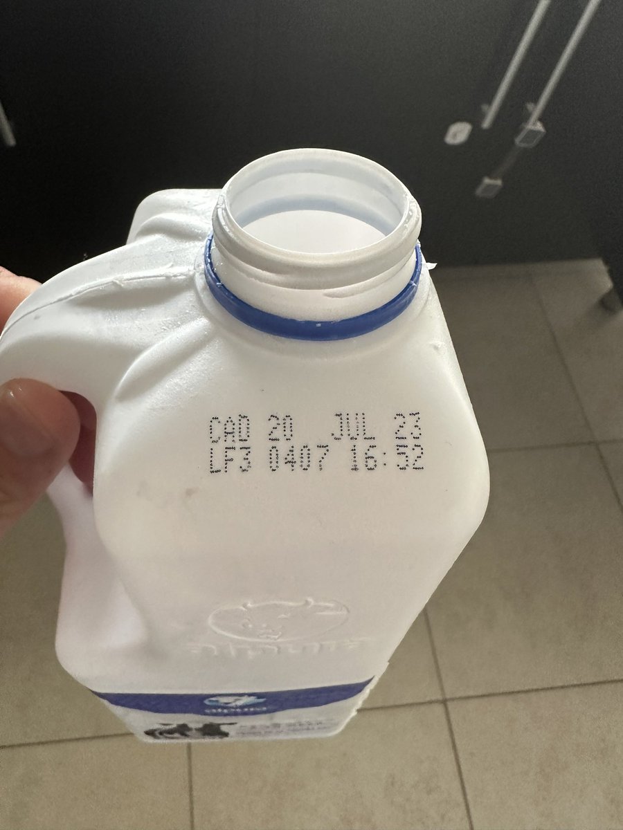 hunterqro's tweet photo. @alpuraoficial van 2 galones que tengo que tirar porque la leche está agria, recién comprada y dentro de la fecha de caducidad, compradas en @FarmaciasGdl de El Jacal y Pirámide en el municipio de Corregidora Qro https://t.co/UQoJZ2uuiq