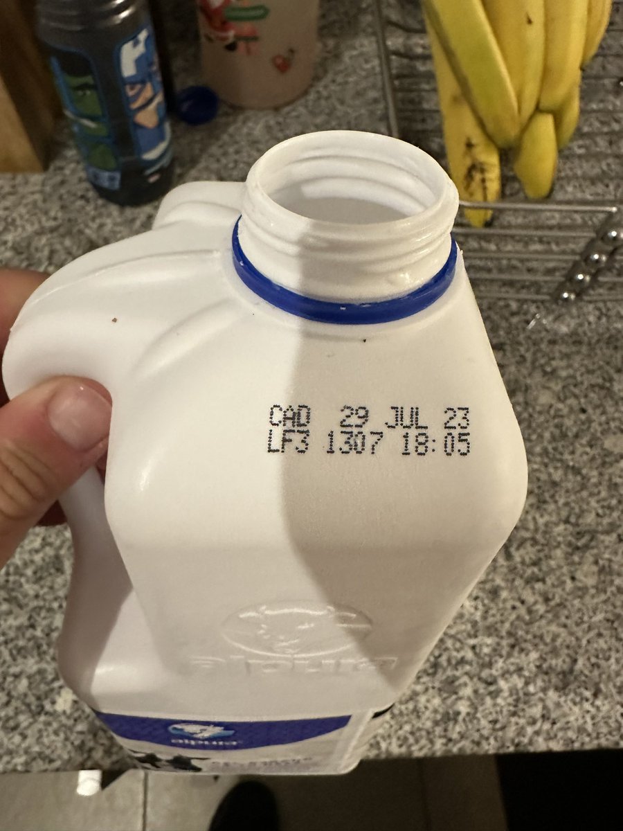 hunterqro's tweet photo. @alpuraoficial van 2 galones que tengo que tirar porque la leche está agria, recién comprada y dentro de la fecha de caducidad, compradas en @FarmaciasGdl de El Jacal y Pirámide en el municipio de Corregidora Qro https://t.co/UQoJZ2uuiq