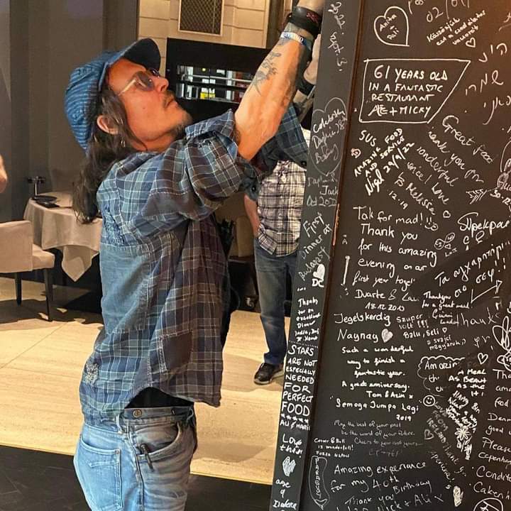 ¿Qué pasó con Johnny Depp? 🙃

La verdad no quería hacer este post porque sólo es darle difusión a algo que ni al caso pero pues bueno, aclaremos las cosas, ¿qué pasó con #JohnnyDepp? La respuesta es... NADA! 🤣

Lo que está pasando más bien es algo con los "medios", ¿por qué?+🧵