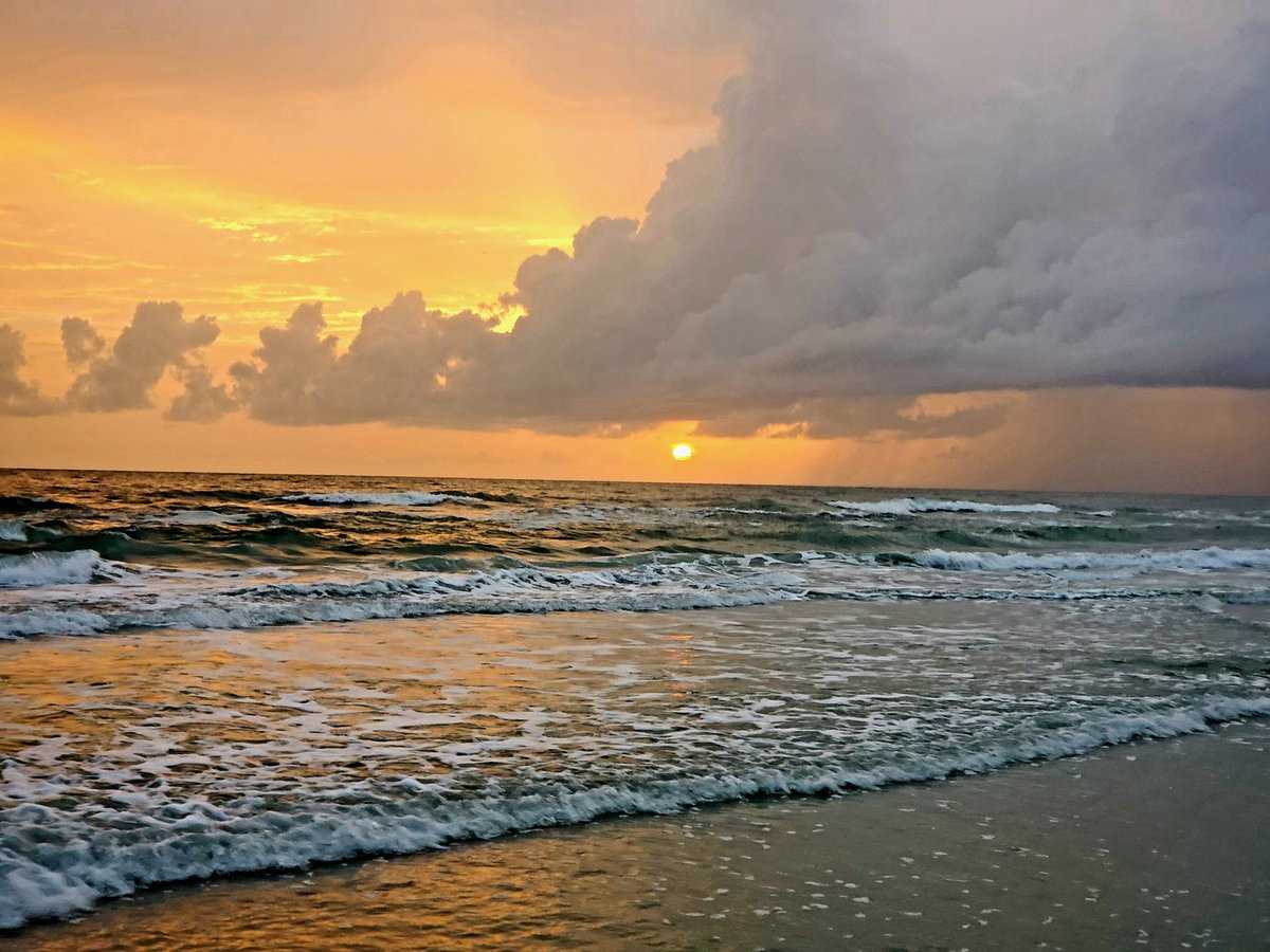 HeartofSonshine's tweet photo. Sunset on Indian Shores Beach 🌅
📷: Me 😁 https://t.co/yW8LefF0YW