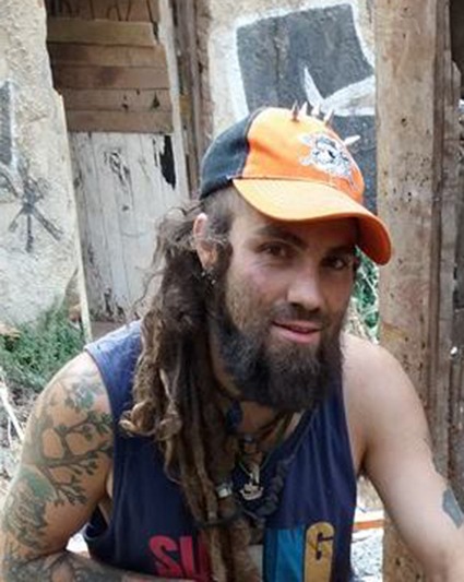 Santiago, hoy cumplirías 34 años ya un hombre, para mí un niño. 
Recuerdo tú último cumpleaños, el número 28. Estuve esperando qué vinieras ese 4 de agosto como habíamos quedado pero nunca llegaste. Nunca voy a olvidar lo que sentí ese día.
Hilo