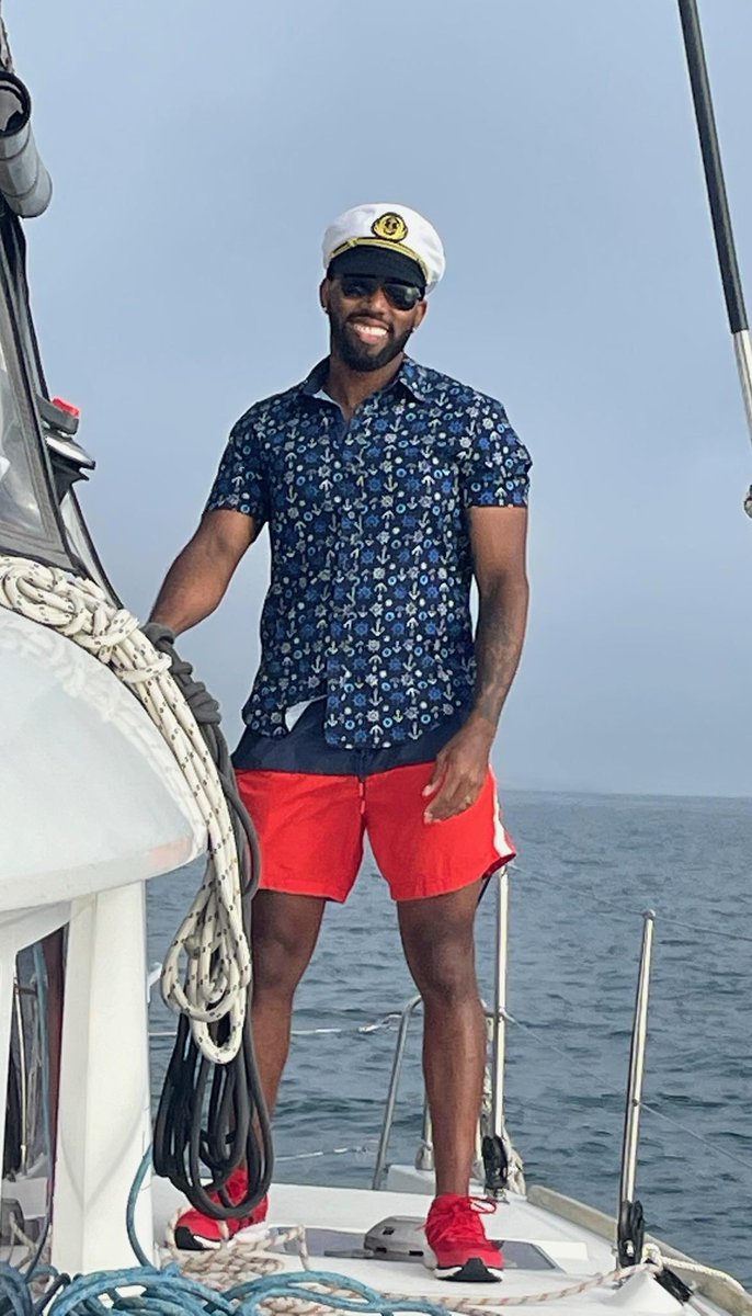 Happy #BINW23 !! I'm a postdoc @salkinstitute , co-founder of @blackatsalk , and incoming Assistant Professor @UCLA Also, currently trying to audition for a spot on Below Deck ⛵ #BlackInNeuroRollCall #BlackInNeuroWeek