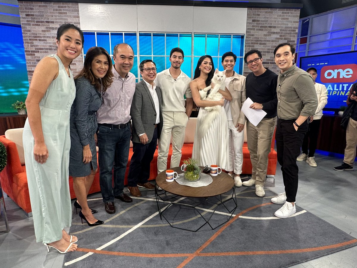 The cast of #NagAapoyNaDamdamin with hosts of Güd Morning Kapatid and TV5 executives, Sir Guido Zaballero, TV5 President and CEO and Sir Dino Laurena, COO, Media 5.❤️‍🔥🔴

#HaponChampionTV5
#PiraPirasongParaisoTV5
#NagaapoyNaDamdaminTV5
#JRBCreativeProduction