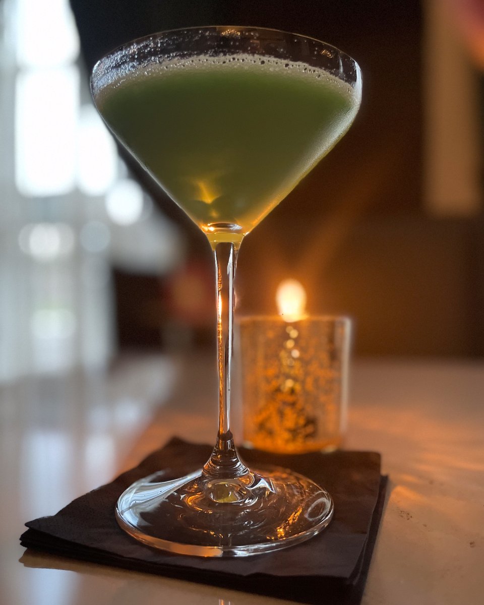 2boldlygotravel's tweet photo. Well, it's five o'clock somewhere ... Part 2! The Bar at the Grand Bohemian Orlando continued the excellent F&amp;B experience with a tasty rendition of a Grasshopper Cocktail, refreshing and minty! 
#GrasshopperCocktail #CocktailHistory #ClassicDrinks #MixologyMagic https://t.co/iCDtCfyQen