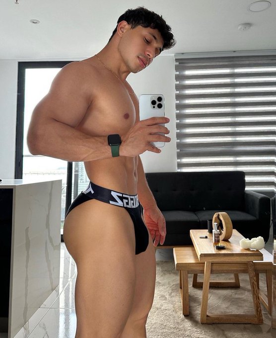 Hi boys 🍑💦 https://t.co/9vR1REJmOW