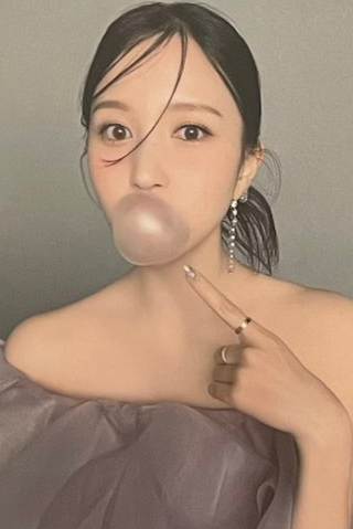 godmitzu's tweet photo. The difference between Mina and Sana's bubble, cute 😭 https://t.co/bwepiqzDKL