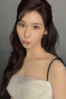 godmitzu's tweet photo. The difference between Mina and Sana's bubble, cute 😭 https://t.co/bwepiqzDKL