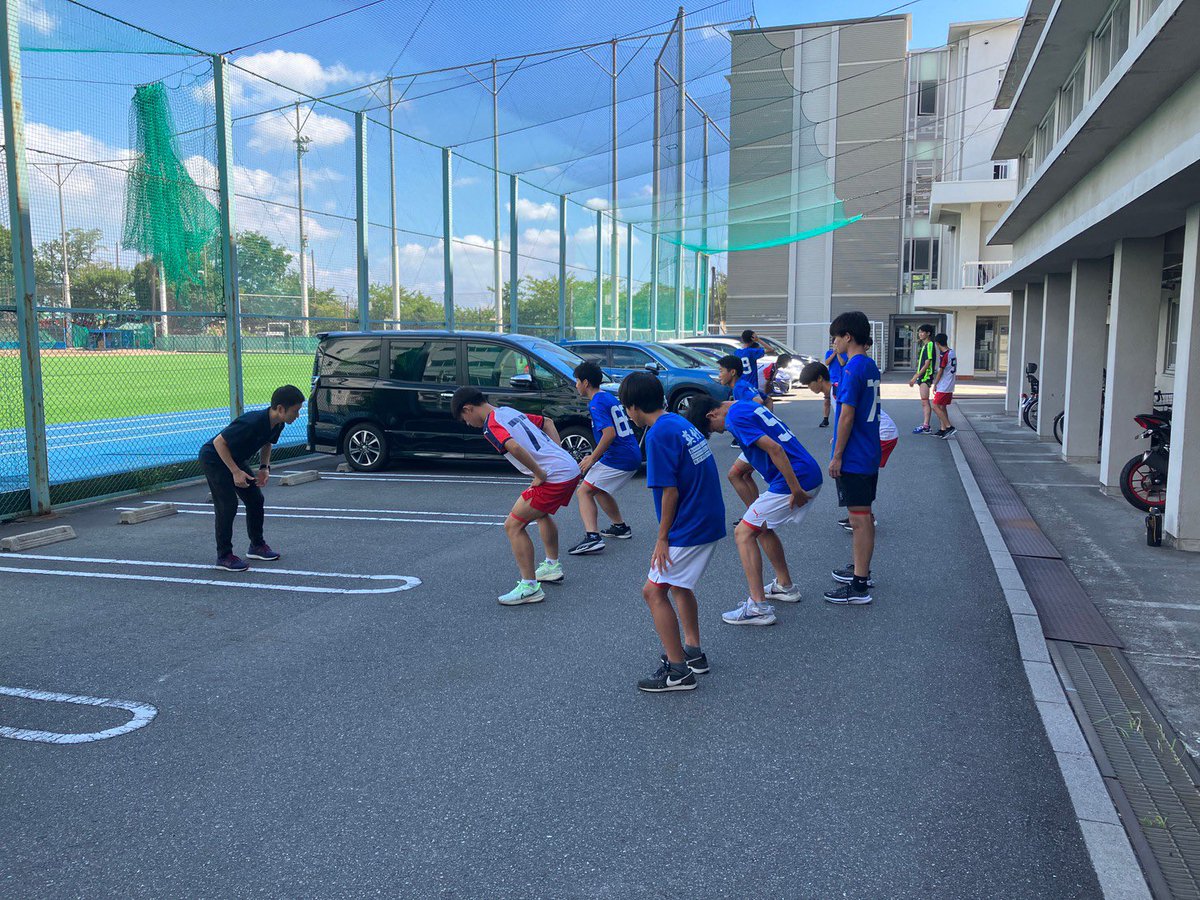chukyoAT's tweet photo. 2023.7.24
今回は加速/減速/方向転換などの基礎スキル。
・動き出しやすい姿勢は?
・トレーニング効率を高めるためには?
1つ1つの種目に意味を持たせることで、トレーニング効果を最大限に引き出します。1年生のうちに基礎を固めておきましょう。
#中京大中京高校サッカー部
#JSPO_AT
#NSCA_CSCS https://t.co/E8oRDgh361