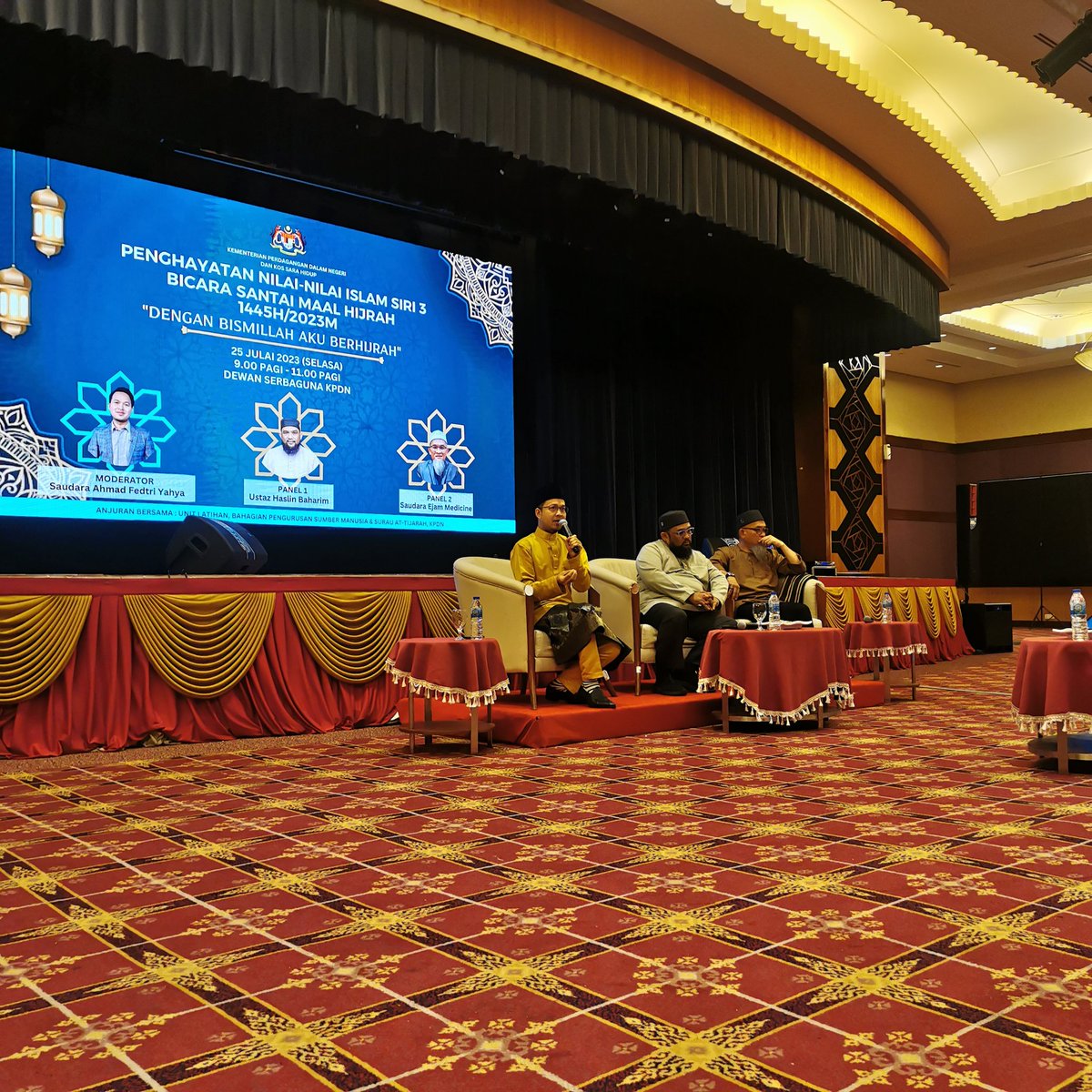 fantaghiro83's tweet photo. Terima kasih @fedtriyahya @UstazHaslin_UHB dan haji Ijam Medicine kerana sudi datang ke KPDN Putrajaya pada pagi ini 😁 https://t.co/6uN3v6to67