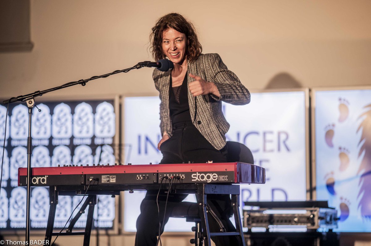 TierBooking's tweet photo. On stage in Saarbrücken, Altstadtfest, deutsch-französisches Songpoet:innentreffen im Innenhof der Stadtgalerie :-) https://t.co/ZQc9OHz3R9