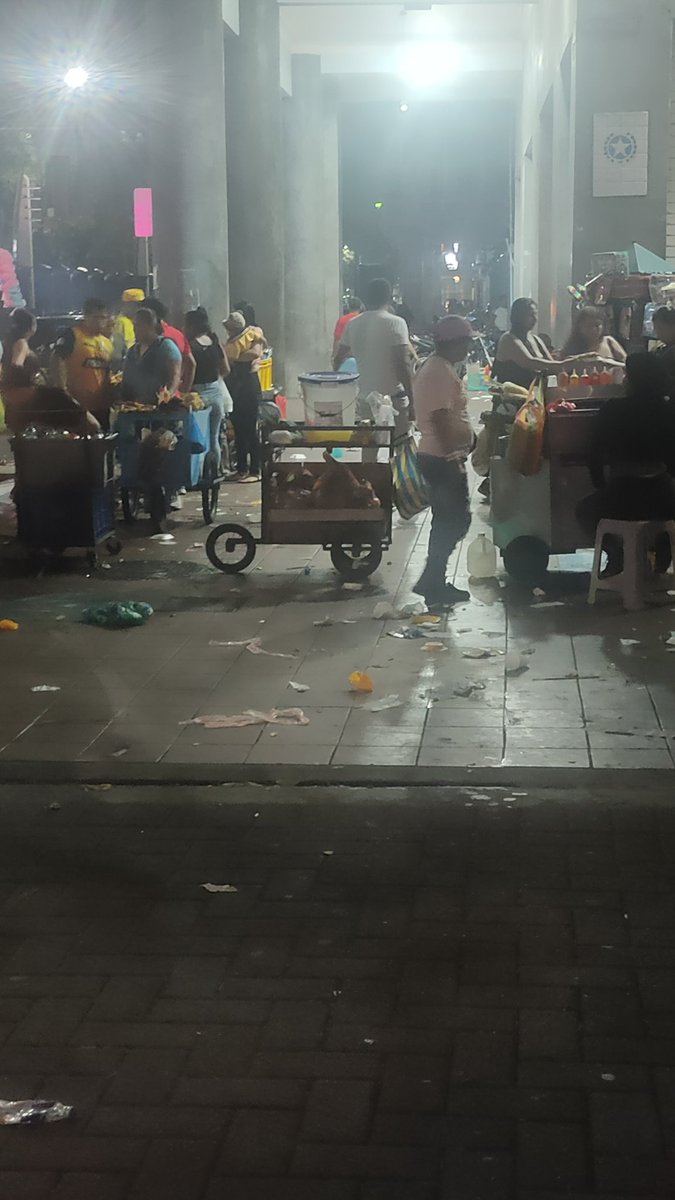 marving43's tweet photo. #Guayaquil ¿De mis amores?  Y que nos cuesta dejar la basura en su lugar? Esa doble moral nuestra al decir que queremos y cuidamos nuestra ciudad y así termina después de sus fiestas 🙃 #FiestasJulias2023 @alcaldiagye https://t.co/I5orUZazsp