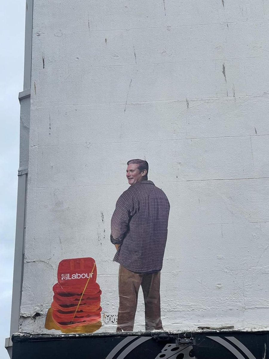 Richard_Alonzo's tweet photo. This has appeared near Brighton Station. https://t.co/XtTBtnz6RN