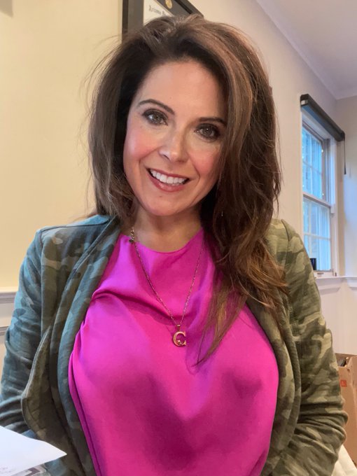 New haircut.  It&rsquo;s called &ldquo;The Mom&rdquo;😆 https://t.co/Vm7p8PF4gW