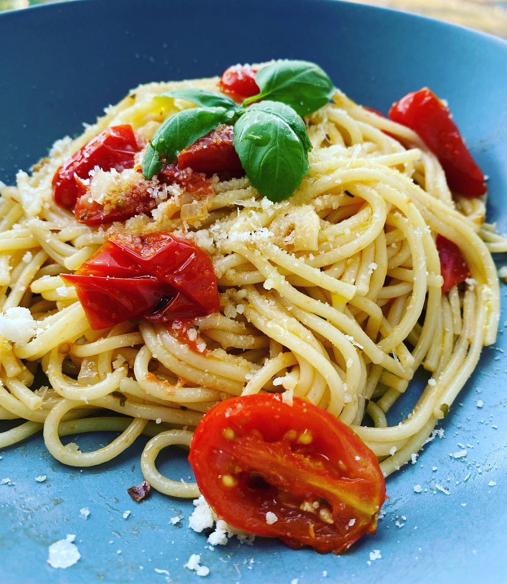 The humble and timeless plate of spaghetti 🍝 
#spaghetti <a href="/FoodNetwork/">Food Network</a> #pasta