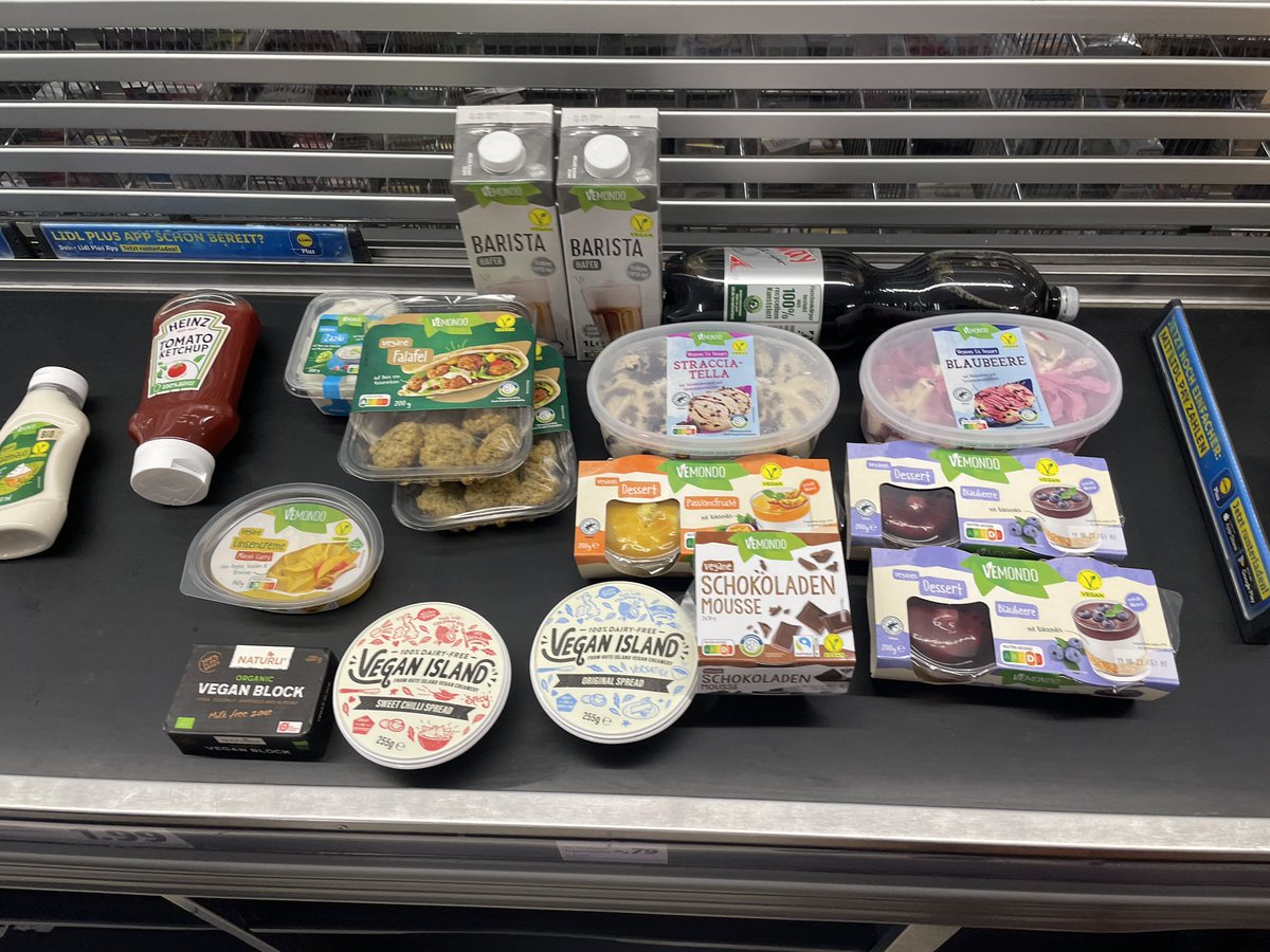 idangermany's tweet photo. @der_veganer War da auch gestern noch schnell. Die vegane Angebotswoche hat begonnen! Hoffentlich schafft es davon etwas dauerhaft ins Sortiment. https://t.co/Ounj0DOmcG