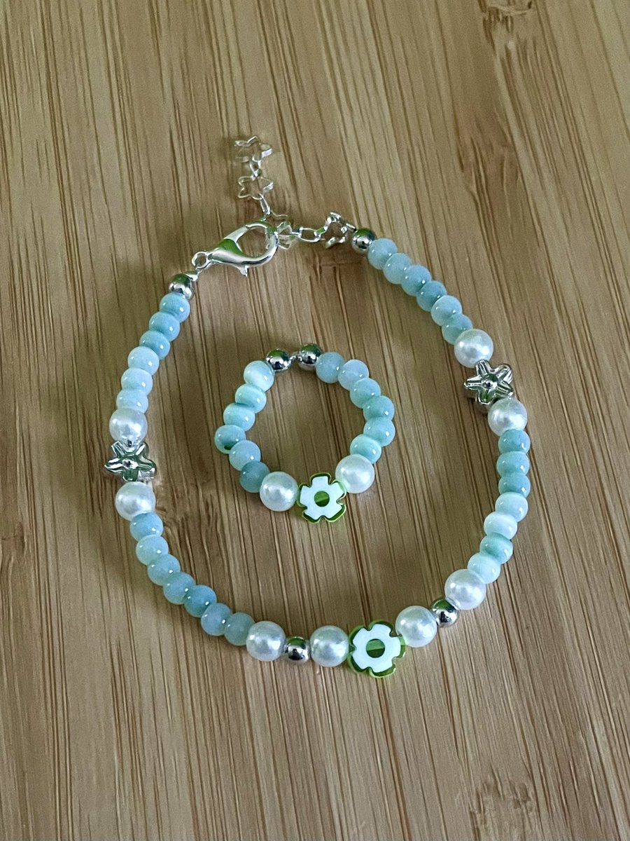GlitterBugzCo's tweet photo. ✨🤍💚Dainty Flower Bracelet and Ring Set💚🤍✨ $5.50 Available at  https://t.co/gUnAob5PW4 #Beadedjewelry #Bracelet #ring #matchingset #greenandwhite #Silver #Featured #yay #ElonMusk https://t.co/JFlFviLoai