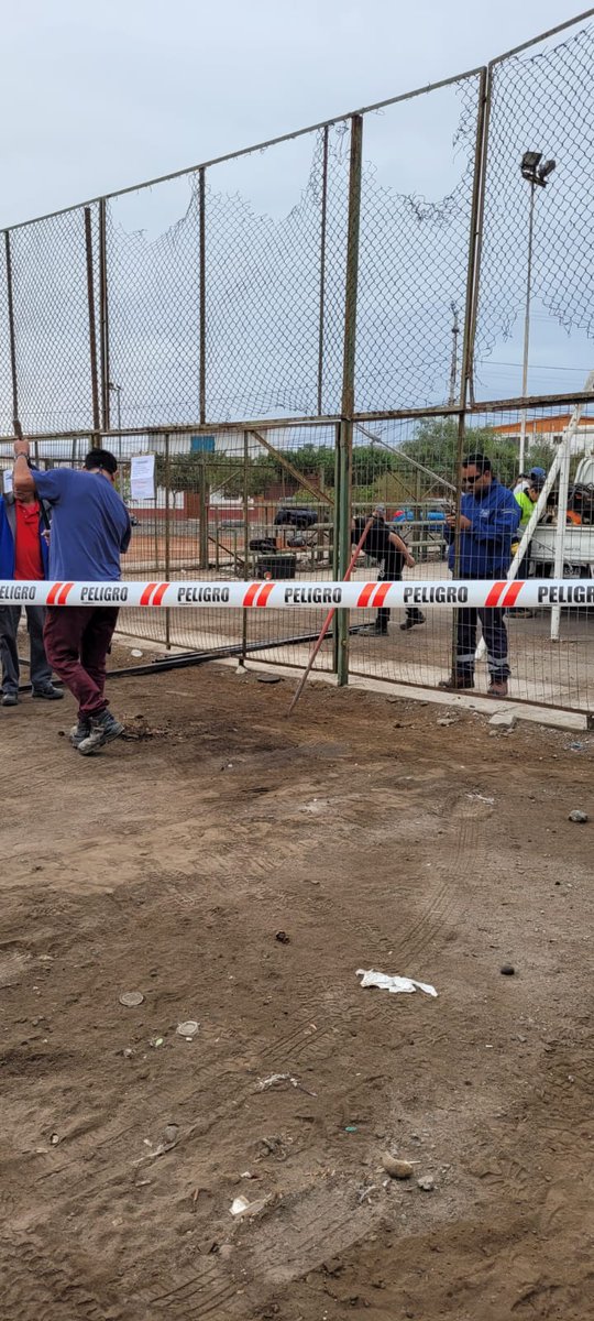 PauliKaboom's tweet photo. ¡Se pasaron! Equipo de mantenimiento Dimao #MuniArica a full y motivados. Una tranquilidad para los vecin@s de la población Chincorro. 💪🏼✊🏼 https://t.co/ikl8bfW0wb