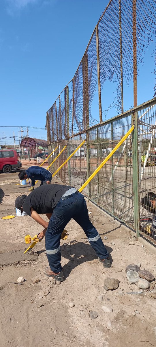 PauliKaboom's tweet photo. ¡Se pasaron! Equipo de mantenimiento Dimao #MuniArica a full y motivados. Una tranquilidad para los vecin@s de la población Chincorro. 💪🏼✊🏼 https://t.co/ikl8bfW0wb