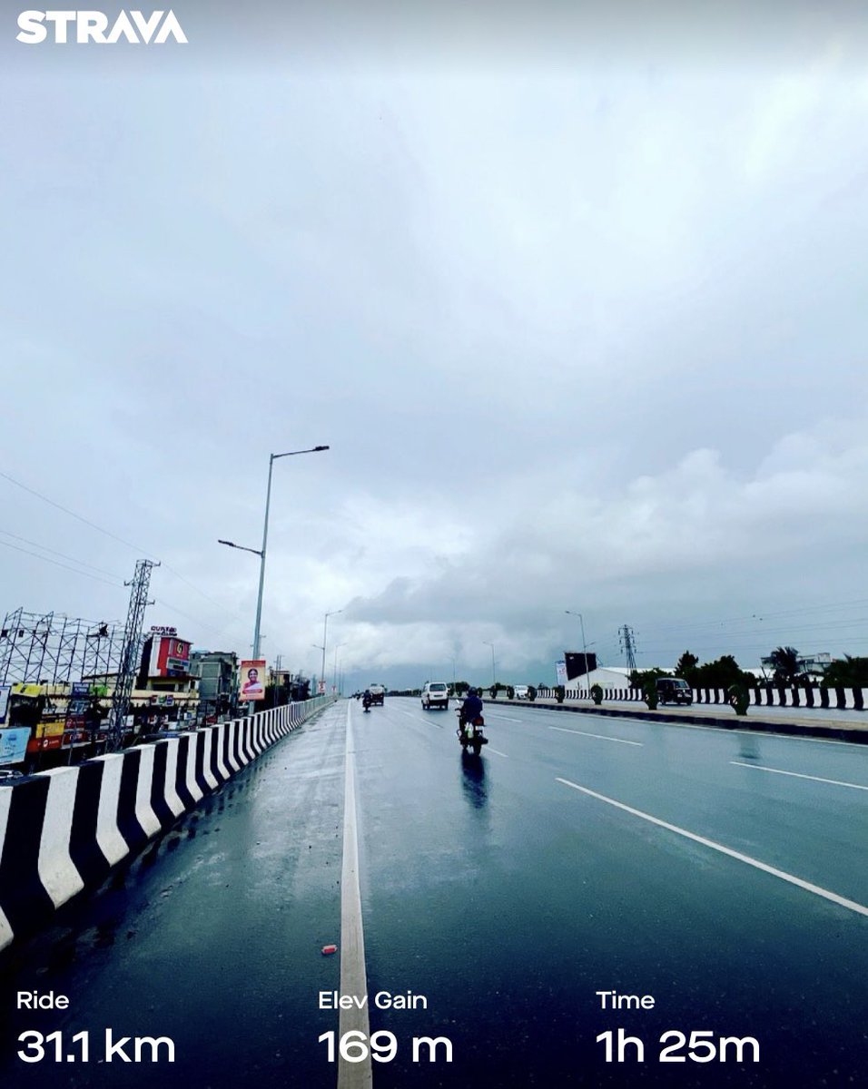 DAY:-768*🚴‍♂️

When I started my ride early this morning, the sky was glaring at me with a bright blue smile on its face. But it didn’t last long and while return the clouds and mild drizzle gripped the sky again💙🖤

Tuesday Morning 31Kms Ride:-✅

#RojanaEkGhanta 
#MonsoonRains