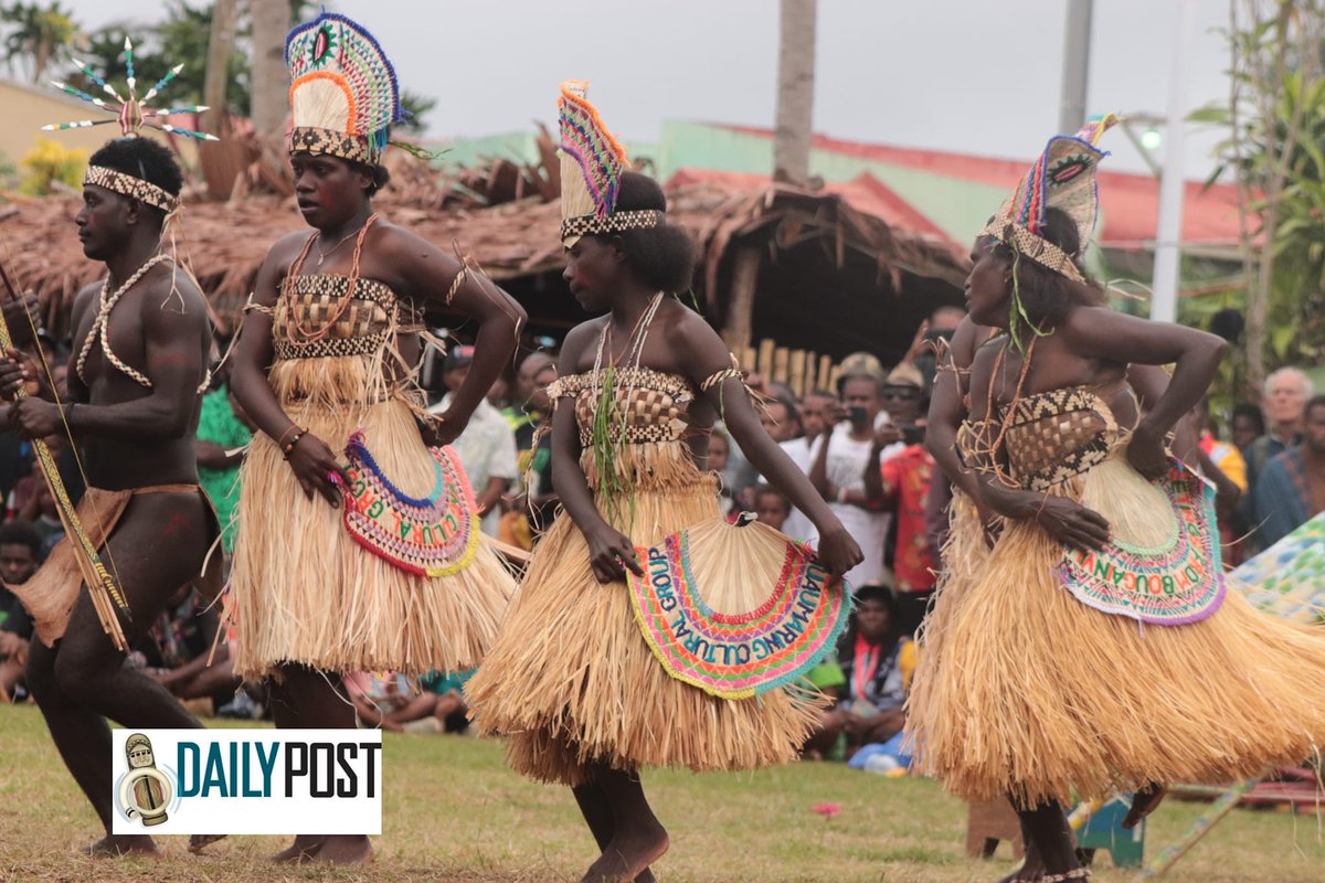 bard_ofparadise's tweet image. #AROB

They recite stories
in the way their hips sway
&amp;amp; their hands wave

The undulating mounds
of ocean wave
store memories

When the bamboo drums
fade
then the night opens her womb
&amp;amp; whispers an oracle

/today we&apos;re born anew
all of us
today we carve a new track
into the blue/