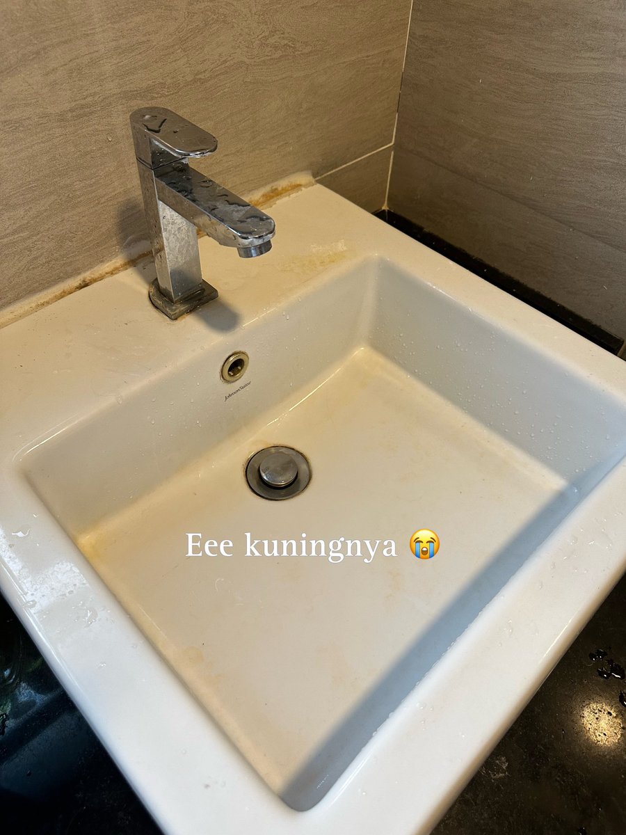 ImanAbdulRahim's tweet photo. Dulu I dah pernah share benda ni. Tengok gambar ni before guna this product. Jap i nak tunjuk my fav effortless products for cleaning. Boleh agak tak product apa? 😋 https://t.co/oXq2Jmd9uV