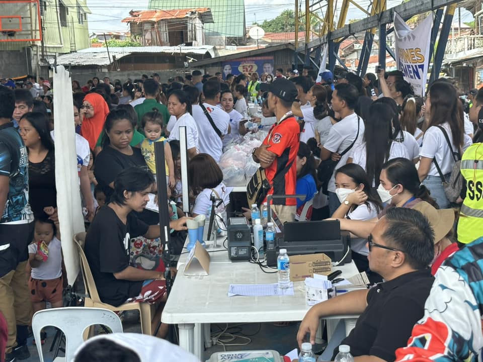 DCPOpcrb's tweet photo. OPLAN KALINAW II

Gipahigayun sa Davao City Police Office ang programa niining Oplan Kalinaw II karung adlawa ngadto sa mga lumulupyo sa Purok 21 Manggahan Gym, Bucana, Brgy. 76-A, Davao City niining siyudad sa Davao. 

#SERBISYONGNAGKAKAISA
#ToServeAndProtect https://t.co/oI012Cy0sT