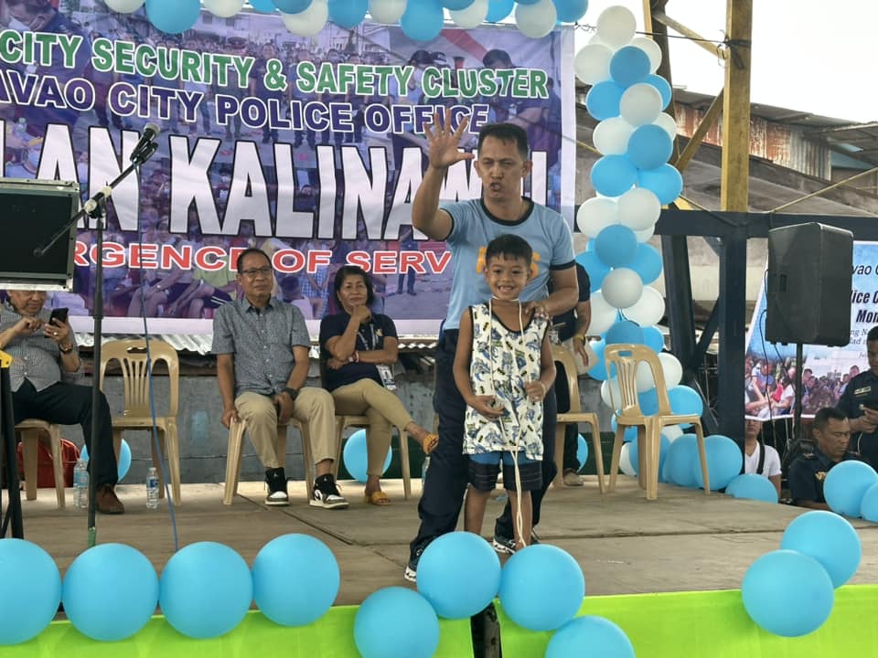 DCPOpcrb's tweet photo. OPLAN KALINAW II

Gipahigayun sa Davao City Police Office ang programa niining Oplan Kalinaw II karung adlawa ngadto sa mga lumulupyo sa Purok 21 Manggahan Gym, Bucana, Brgy. 76-A, Davao City niining siyudad sa Davao. 

#SERBISYONGNAGKAKAISA
#ToServeAndProtect https://t.co/oI012Cy0sT