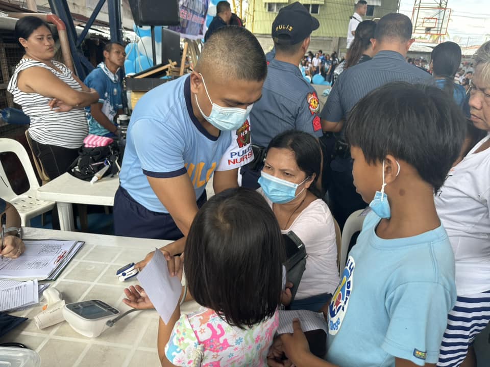 DCPOpcrb's tweet photo. OPLAN KALINAW II

Gipahigayun sa Davao City Police Office ang programa niining Oplan Kalinaw II karung adlawa ngadto sa mga lumulupyo sa Purok 21 Manggahan Gym, Bucana, Brgy. 76-A, Davao City niining siyudad sa Davao. 

#SERBISYONGNAGKAKAISA
#ToServeAndProtect https://t.co/oI012Cy0sT